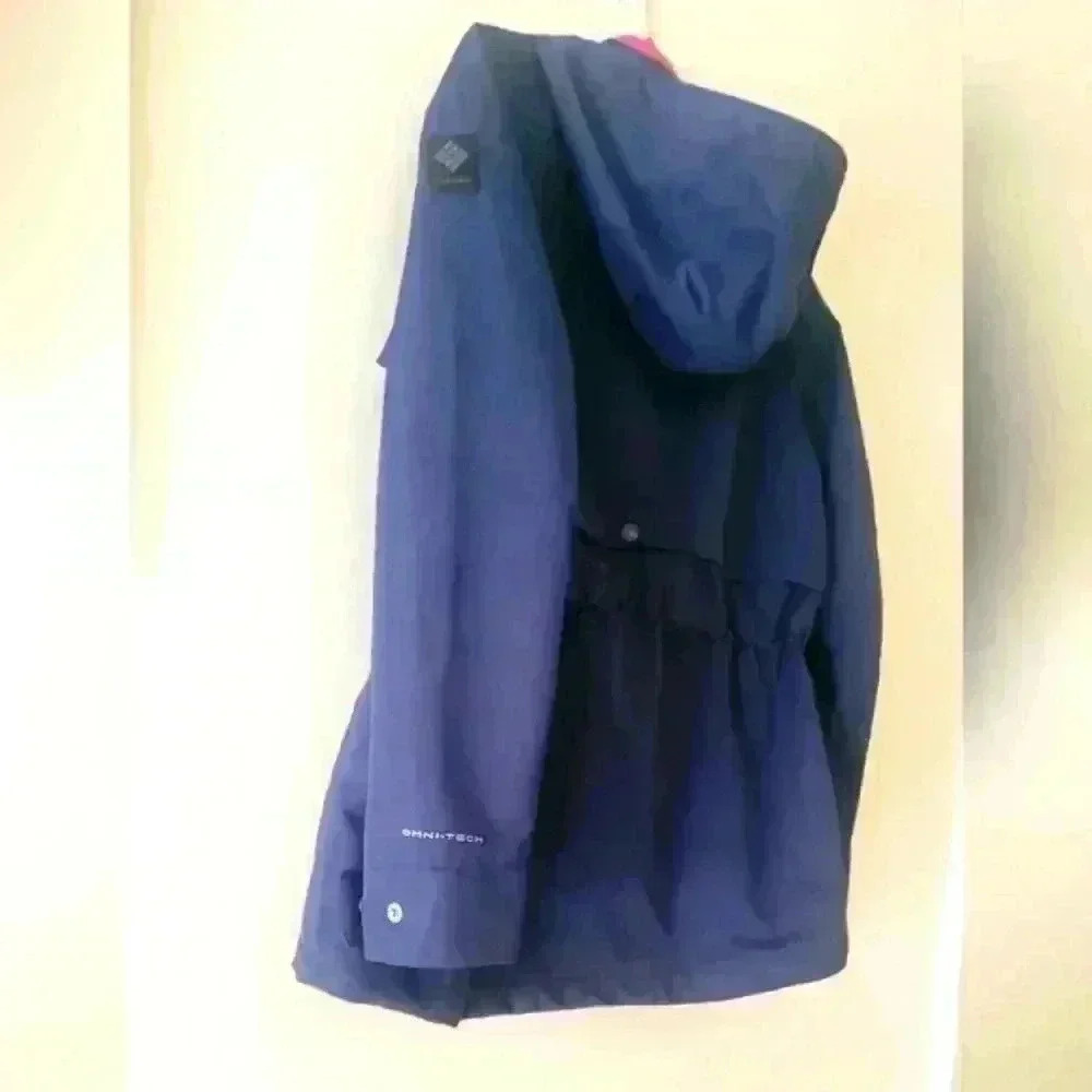Columbia insulated women's jacket, Medium, Navy blue , in excellent condition.